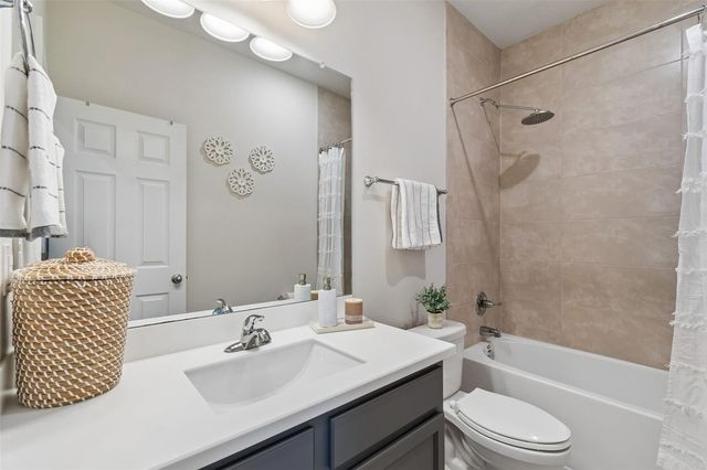 4910 LAKESHORE OAKS COURT, Tampa, FL 33624