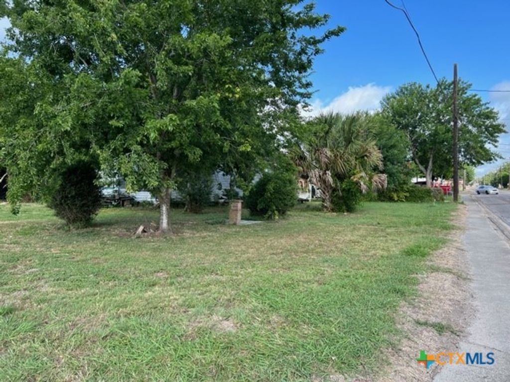1413 E Juan Linn Street, Victoria, TX 77901