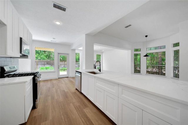 2 Wintergreen Trail, The Woodlands, TX 77382