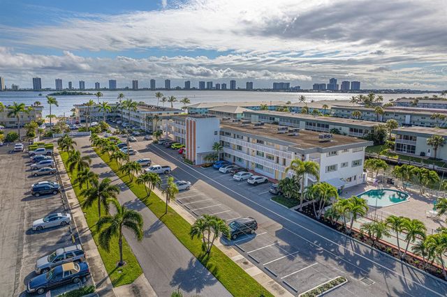 112 Doolen Court 302, North Palm Beach, FL 33408