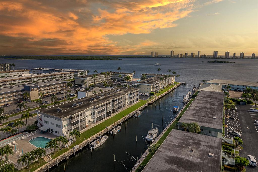 112 Doolen Court 302, North Palm Beach, FL 33408