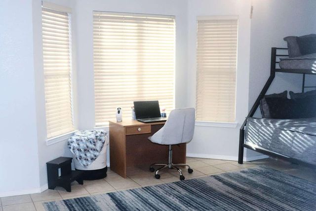 1022 N Crenshaw Court, Visalia, CA 93291