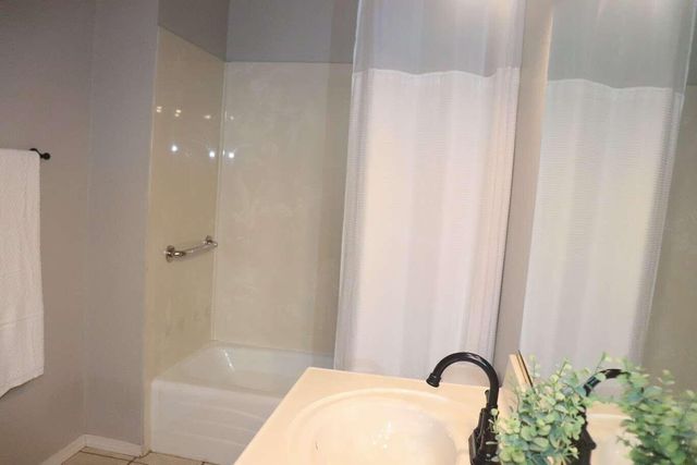 1022 N Crenshaw Court, Visalia, CA 93291