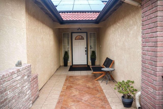 1022 N Crenshaw Court, Visalia, CA 93291