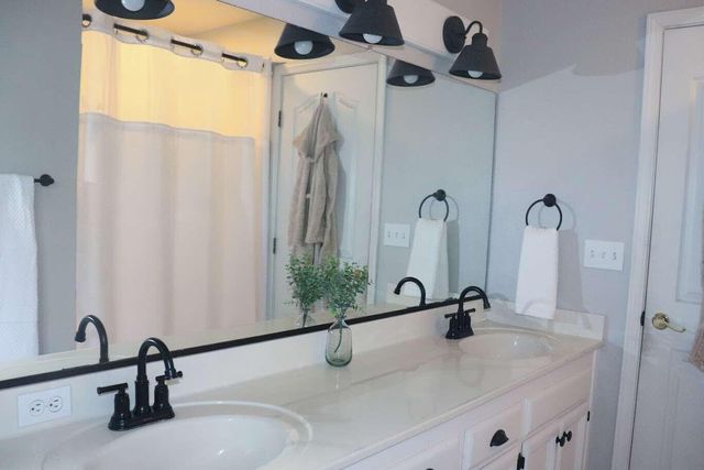 1022 N Crenshaw Court, Visalia, CA 93291