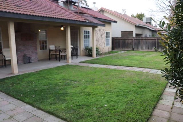 1022 N Crenshaw Court, Visalia, CA 93291