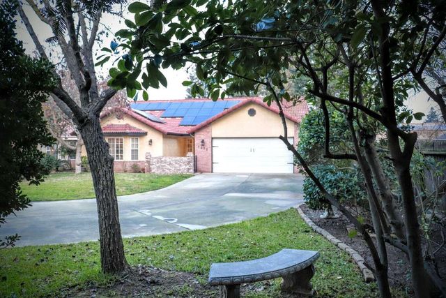 1022 N Crenshaw Court, Visalia, CA 93291