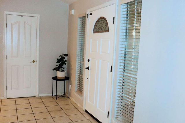 1022 N Crenshaw Court, Visalia, CA 93291