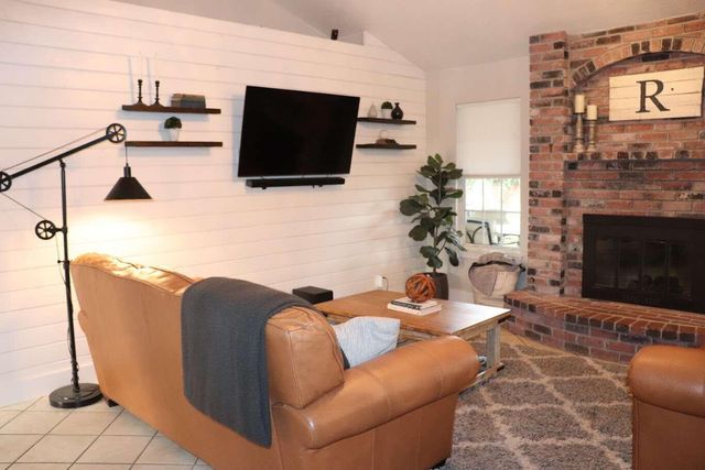 1022 N Crenshaw Court, Visalia, CA 93291