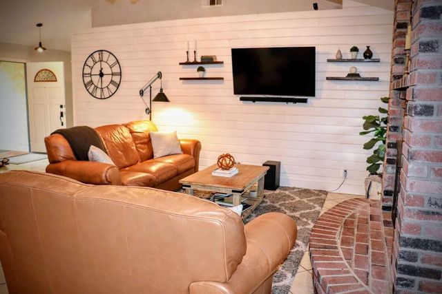 1022 N Crenshaw Court, Visalia, CA 93291