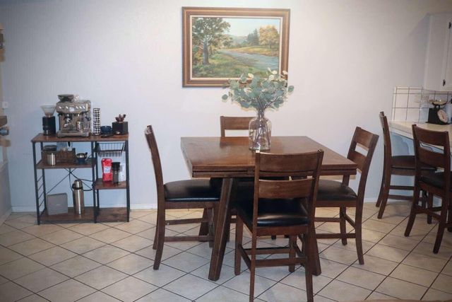 1022 N Crenshaw Court, Visalia, CA 93291