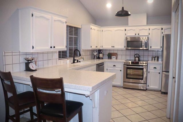 1022 N Crenshaw Court, Visalia, CA 93291