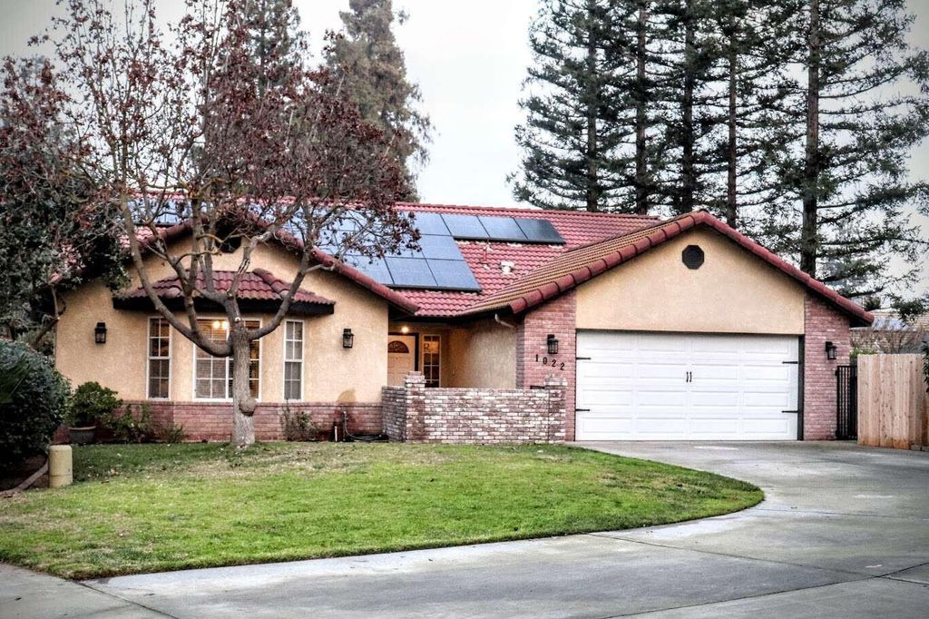 1022 N Crenshaw Court, Visalia, CA 93291
