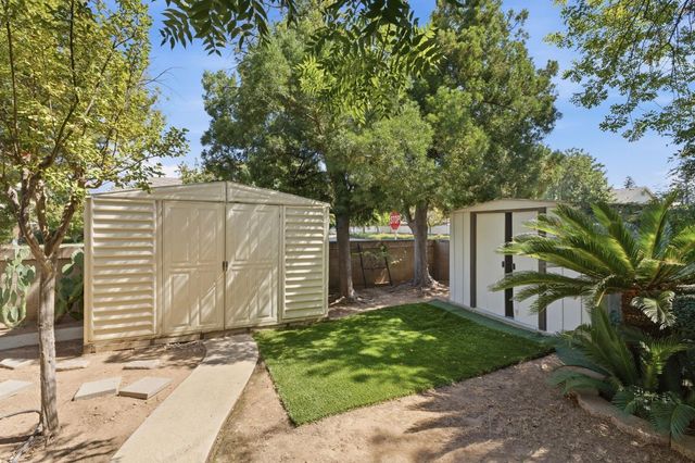 2074 Calimyrna Avenue, Clovis, CA 93611