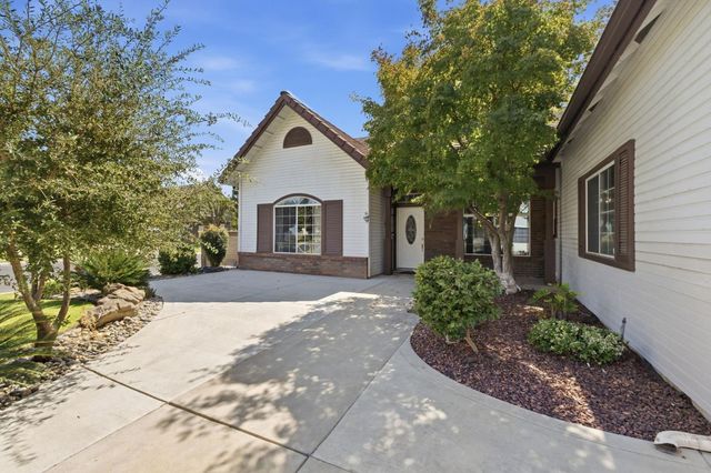 2074 Calimyrna Avenue, Clovis, CA 93611