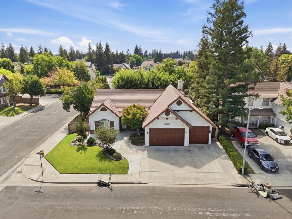 2074 Calimyrna Avenue, Clovis, CA 93611