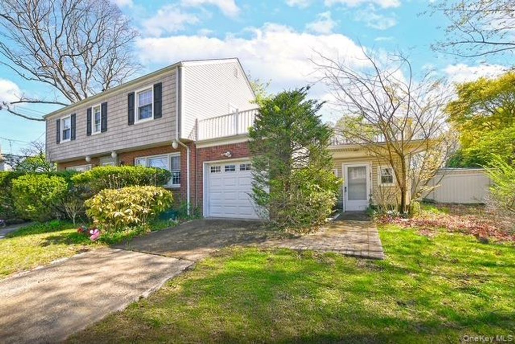 1 Camp Place, Merrick, NY 11566