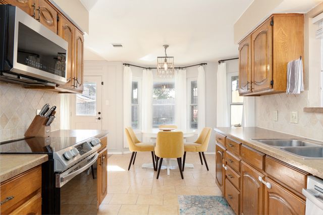 5716 Sage Bloom Drive, Arlington, TX 76017