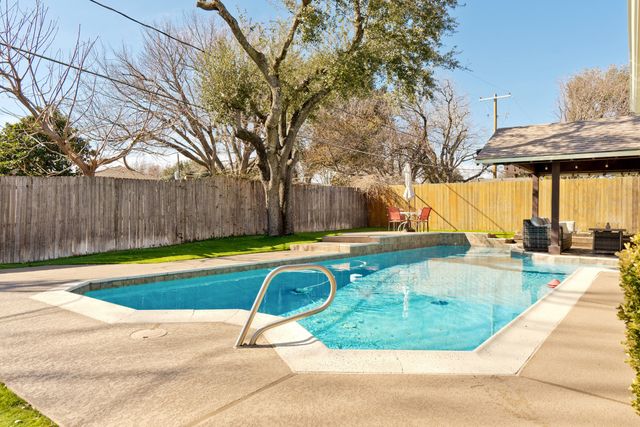 5716 Sage Bloom Drive, Arlington, TX 76017