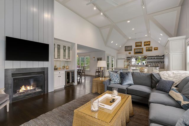 31 Pleasant Point Drive, Portsmouth, NH 03801