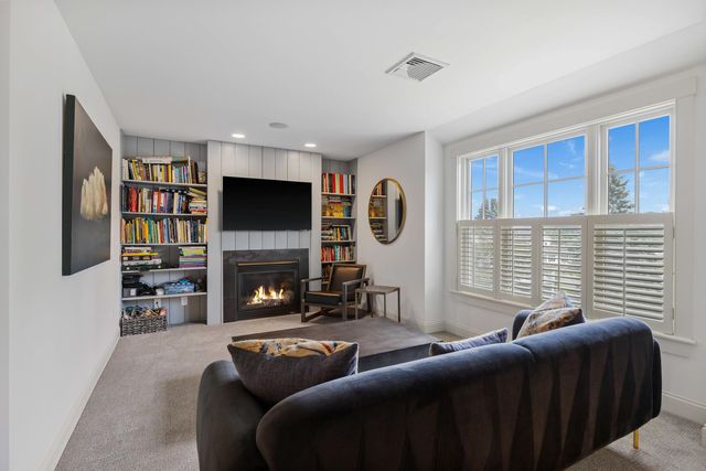 31 Pleasant Point Drive, Portsmouth, NH 03801