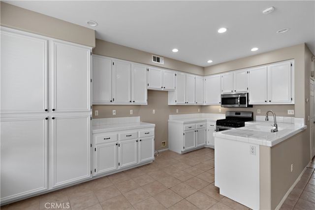 255 Roxanne, Corona, CA 92882