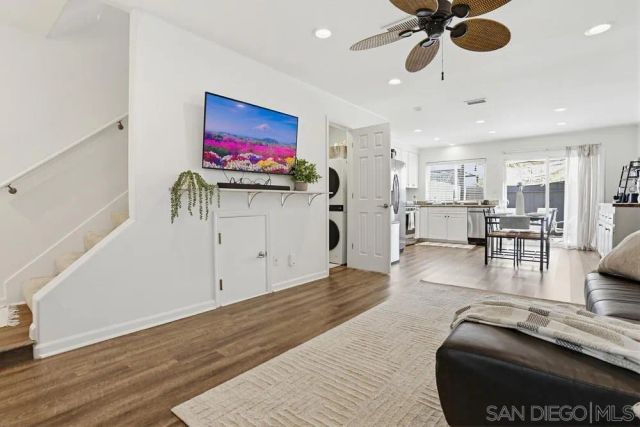 3466 Seabreeze Walk, Oceanside, CA 92056