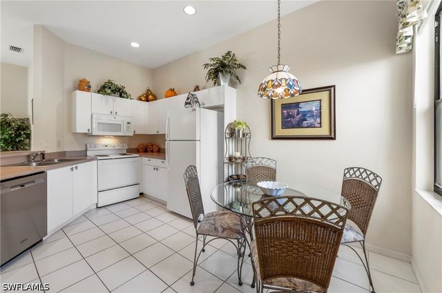 166 Vintage CIR 201, Naples, FL 34119