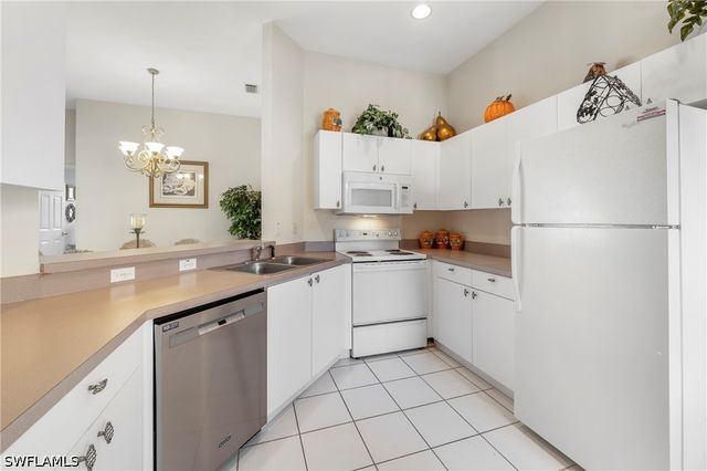 166 Vintage CIR 201, Naples, FL 34119
