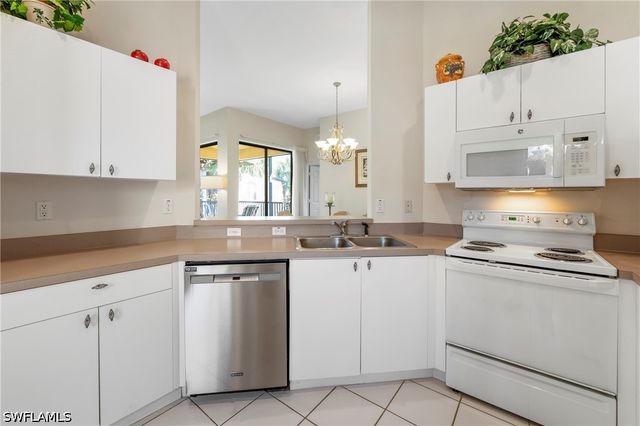 166 Vintage CIR 201, Naples, FL 34119