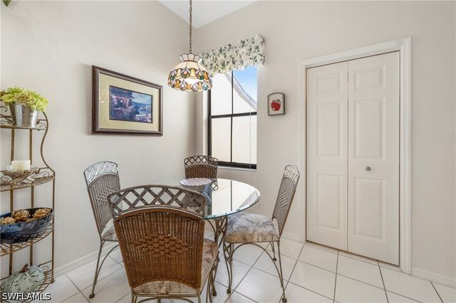 166 Vintage CIR 201, Naples, FL 34119