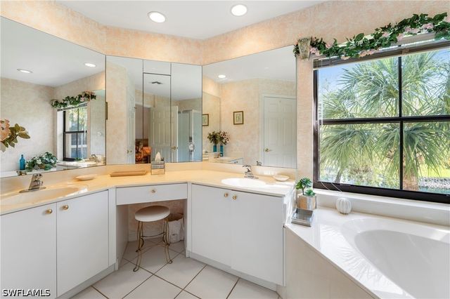 166 Vintage CIR 201, Naples, FL 34119