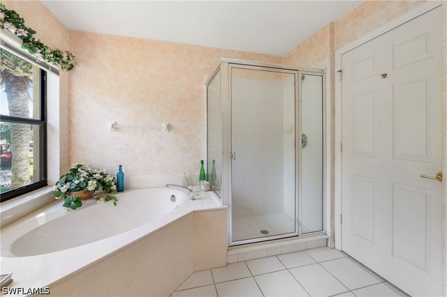 166 Vintage CIR 201, Naples, FL 34119