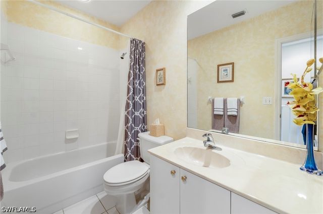 166 Vintage CIR 201, Naples, FL 34119