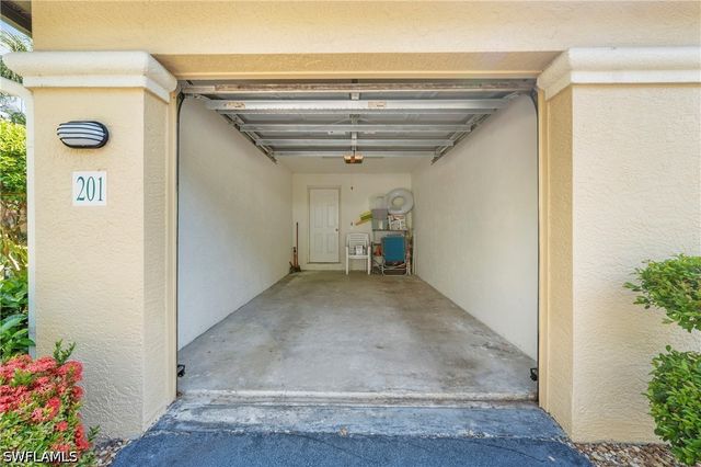 166 Vintage CIR 201, Naples, FL 34119