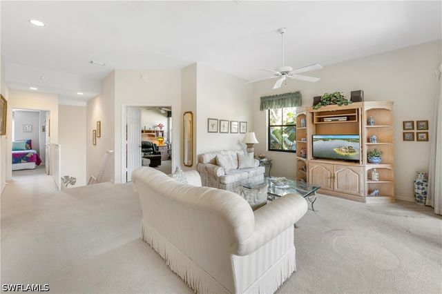 166 Vintage CIR 201, Naples, FL 34119