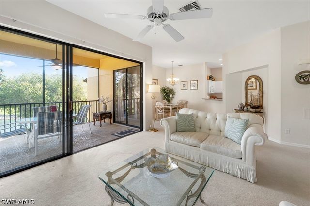 166 Vintage CIR 201, Naples, FL 34119