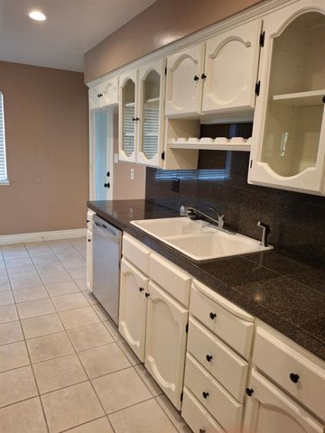 4550 N Holt Avenue, Fresno, CA 93705