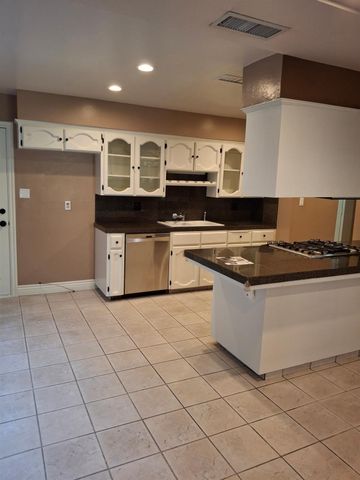 4550 N Holt Avenue, Fresno, CA 93705