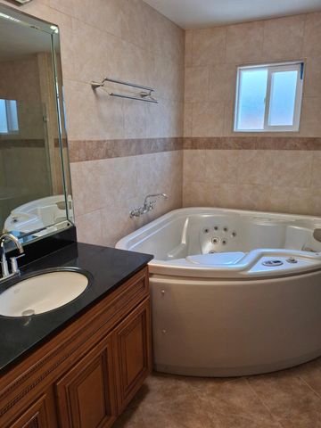 4550 N Holt Avenue, Fresno, CA 93705