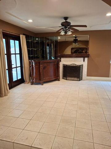 4550 N Holt Avenue, Fresno, CA 93705