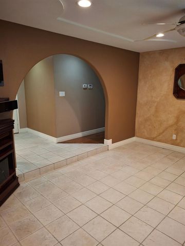 4550 N Holt Avenue, Fresno, CA 93705