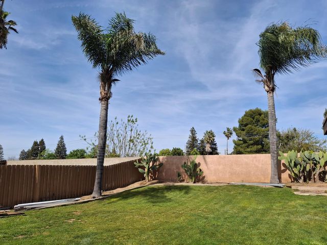 4550 N Holt Avenue, Fresno, CA 93705