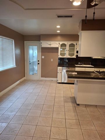 4550 N Holt Avenue, Fresno, CA 93705