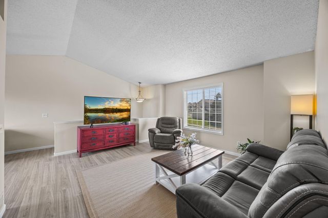 1998 Brittany Court, Shakopee, MN 55379