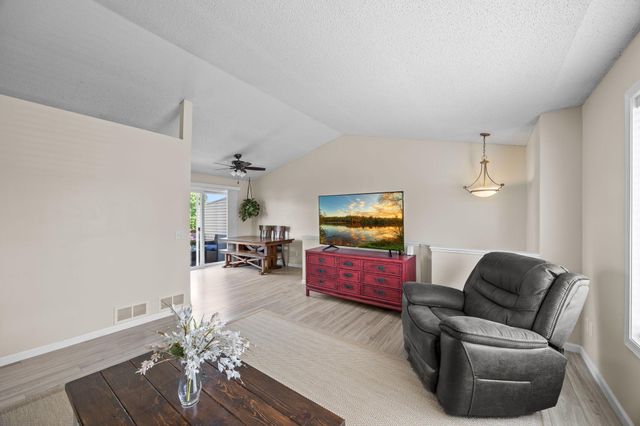 1998 Brittany Court, Shakopee, MN 55379