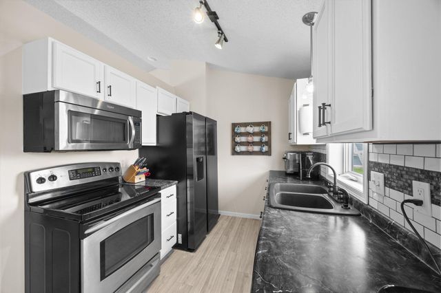 1998 Brittany Court, Shakopee, MN 55379