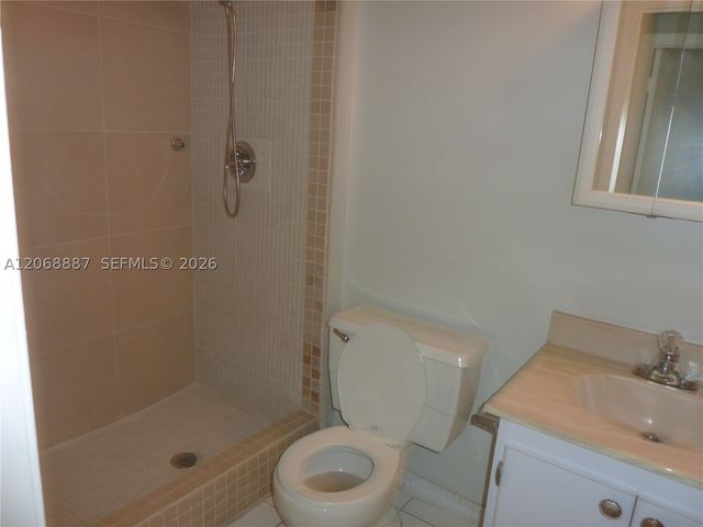 180 Cypress Club Dr 811, Pompano Beach, FL 33060