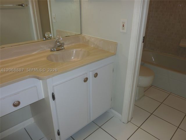 180 Cypress Club Dr 811, Pompano Beach, FL 33060