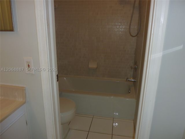 180 Cypress Club Dr 811, Pompano Beach, FL 33060